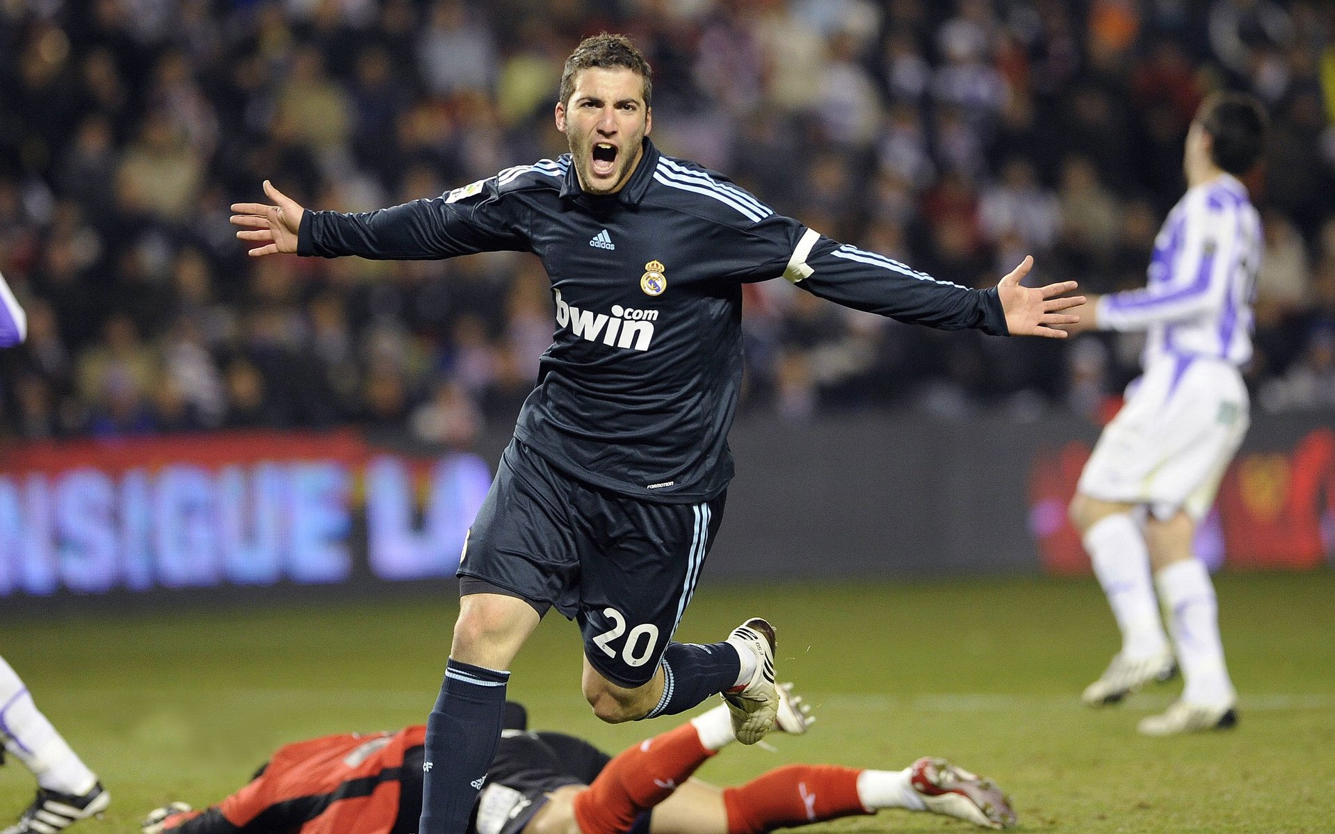 开云体育入口-2026世界杯之夜，浓眉攻防两端统治，篮球世界的移动长城降临